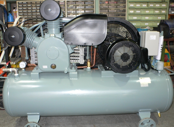 いいスタイル アネスト岩田 TLP75EG-14 圧力開閉器式 タンクマウント レシプロ 給油式 10馬力 中圧 エアコンプレッサ